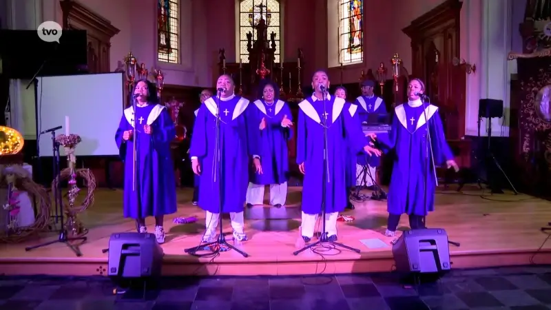 Gospel en 180 djembe-spelers voor fundraising Mercy Ships in kerk van Sombeke