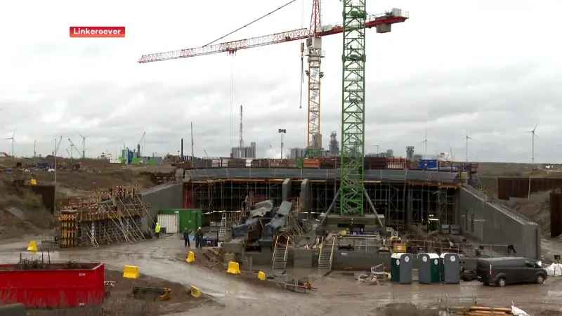 Oude Scheldedijk op Linkeroever doorbroken voor de komst van het eerste deel van Scheldetunnel