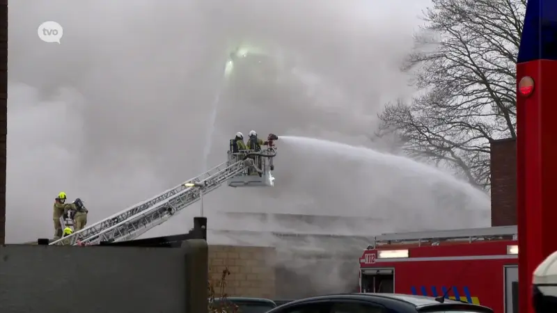 Brand Lebbeke: hele dag bluswerken, geen asbest vrijgekomen, burgemeester: "Loods en woonhuis getroffen"