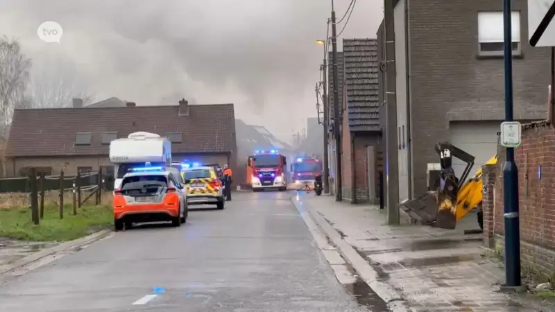 Lompenbedrijf in Lebbeke brandt uit, asbest vrijgekomen