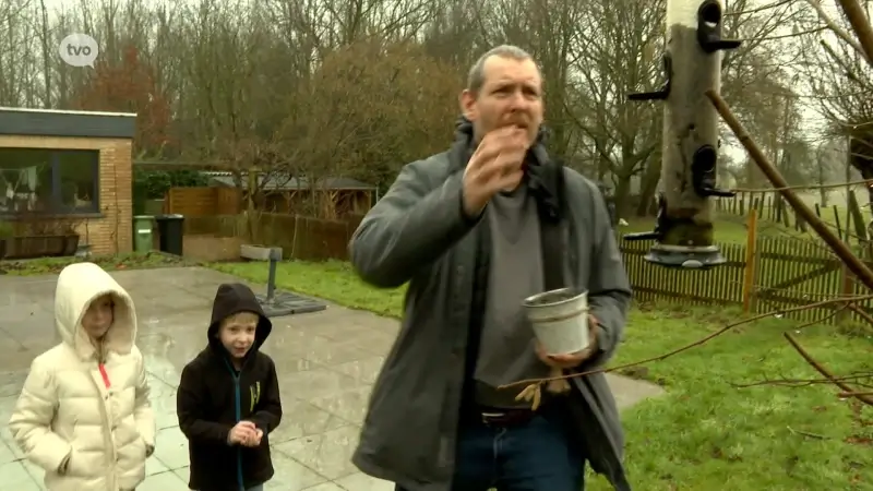 Koen en zijn kinderen zoeken naar vogels in de tuin tijdens vogeltelweekend: "Soms heb je geluk, soms zie je een halfuur niets"