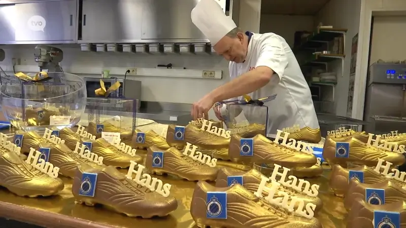 Bakker uit Zottegem eert Hans Vanaken met een eetbare Gouden Schoen