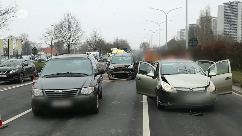 Twee gewonden bij zware kop-staartaanrijding in Sint-Niklaas