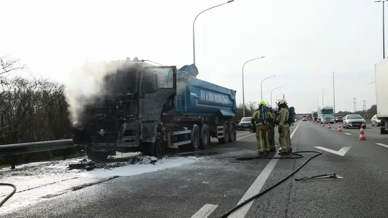 Trekker van vrachtwagen brandt uit op E17 in Haasdonk