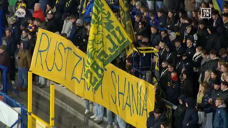 SK Beveren en supporters brengen eerbetoon aan overleden meisje Shania (1,5)