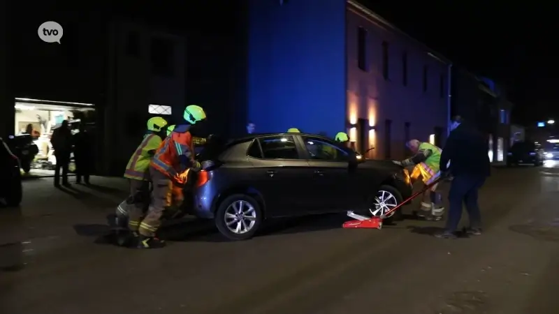 Auto belandt op flank na aanrijding met geparkeerde wagen in Stekene