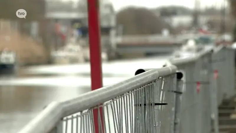 Dranghekkens beveiligen Dender in Aalst tijdens carnaval: "Zoveel mogelijk voorkomen dat feestvierders in het water sukkelen"