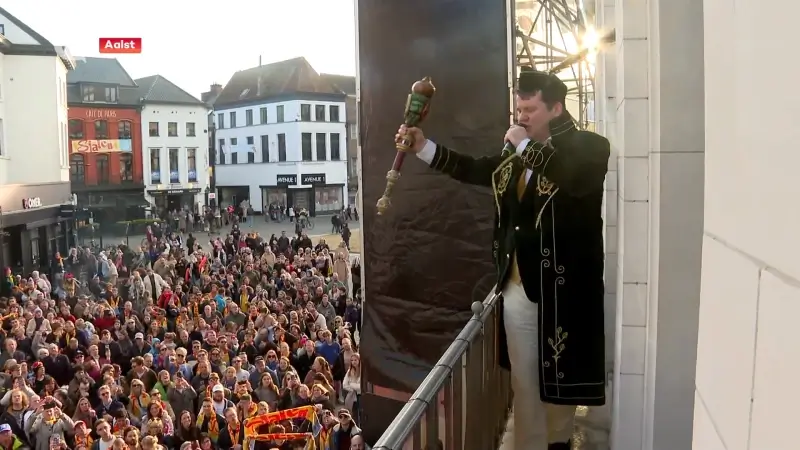 Prins Sjalen stelt kostuum voor op Aalsterse Grote Markt: "In het groen, een kleur die ik graag draag"