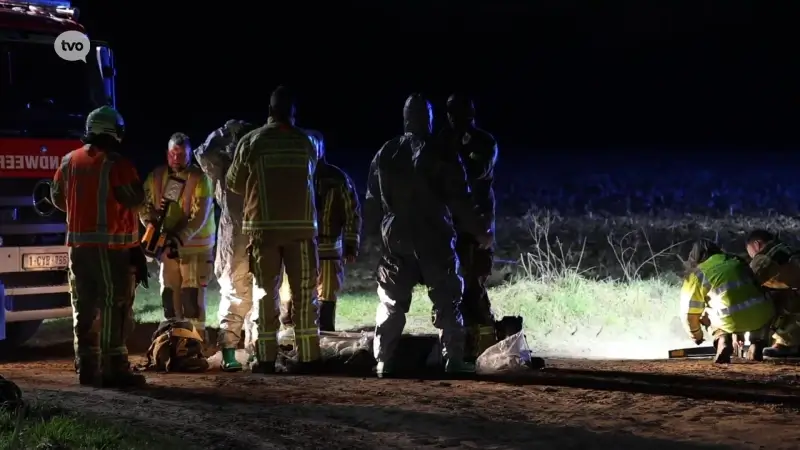 Wandelaar vindt gedumpte vaten langs veldweg in Baardegem, brandweer komt ter plaatse om spullen te onderzoeken