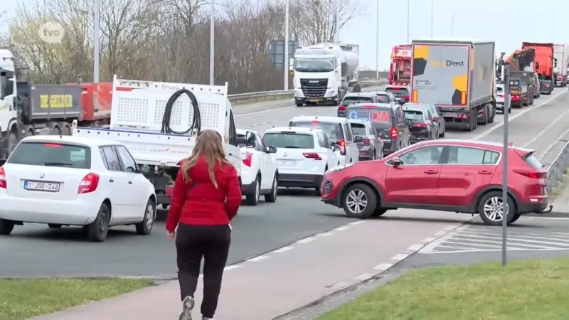 Urenlang aanschuiven door onaangekondigde werken aan kruispunt Mechelse Poort: "Als je hier niet moet zijn, vermijd je best de buurt"