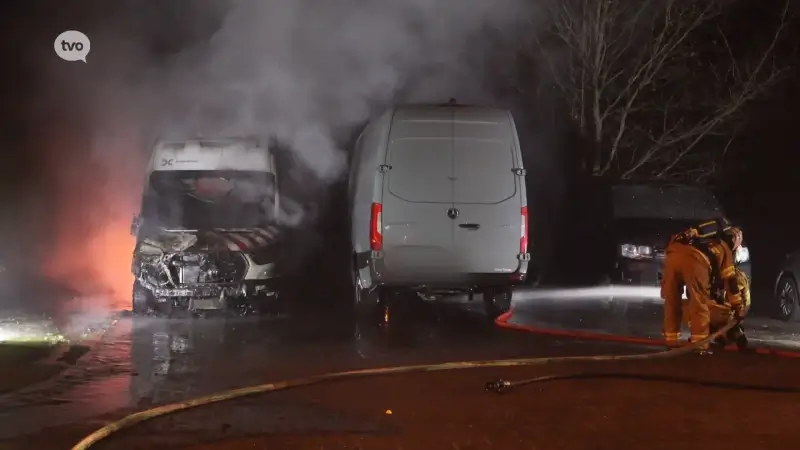 Drie geparkeerde bestelwagens branden uit in Lokeren