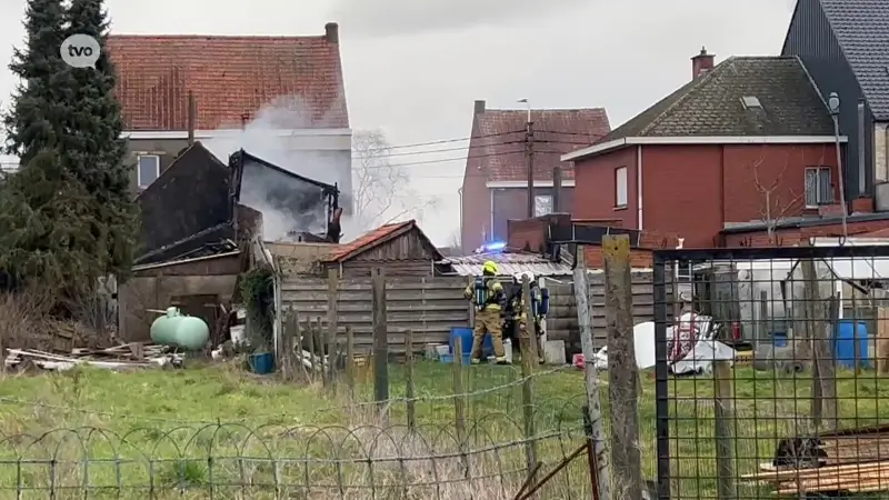 Achterbouw gaat in vlammen op in Serskamp, woning tijdelijk onbewoonbaar