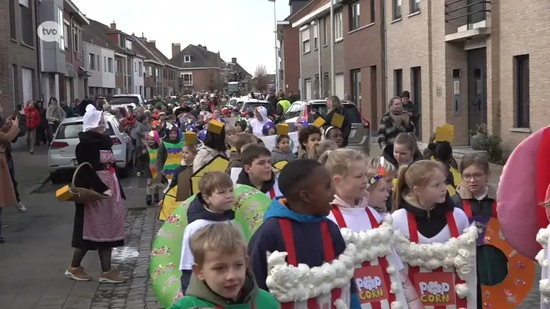 Honderden schoolkinderen genieten van carnavalsstoet in Bazel