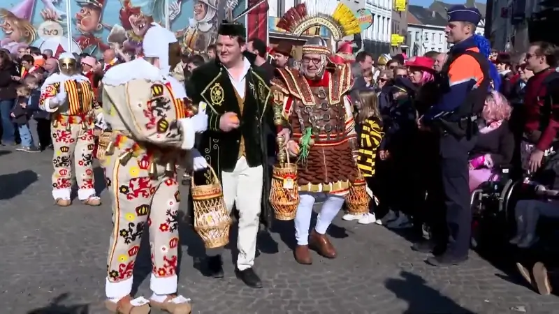 Traditionele Ajuinworp & Gilles maken de Grote Markt van Aalst warm voor de tweede carnavalsdag