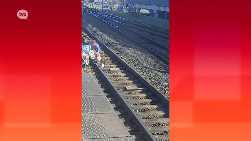 Vrouw wandelt met buggy over sporen in station: Infrabel verspreidt hallucinante beelden