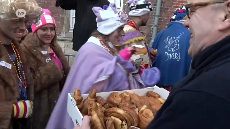 Laatste inspanningen van de Aalsterse carnavalisten: "Al een uur aan het wachten op de koffiekoeken, ik heb honger"