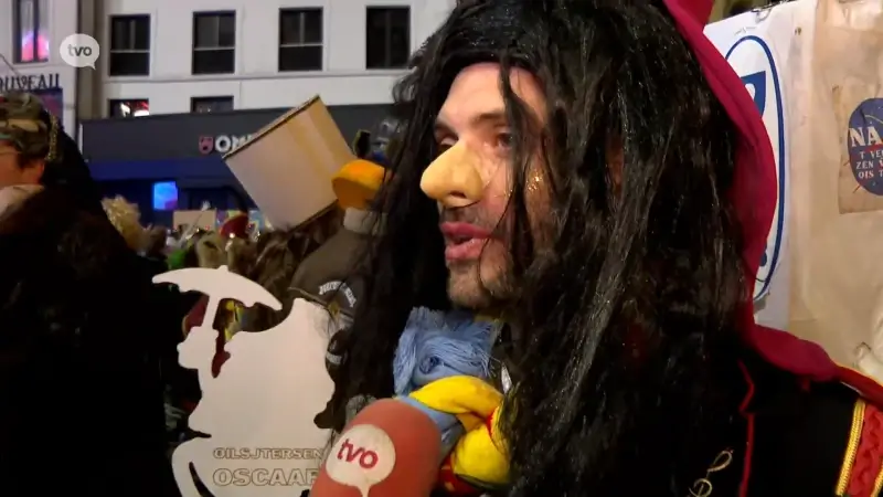 Filmmaker Nicolas Keppens krijgt eigen 'Oscaar' op Aalst Carnaval: "Ik vind deze beter, MDF is super mooi materiaal"