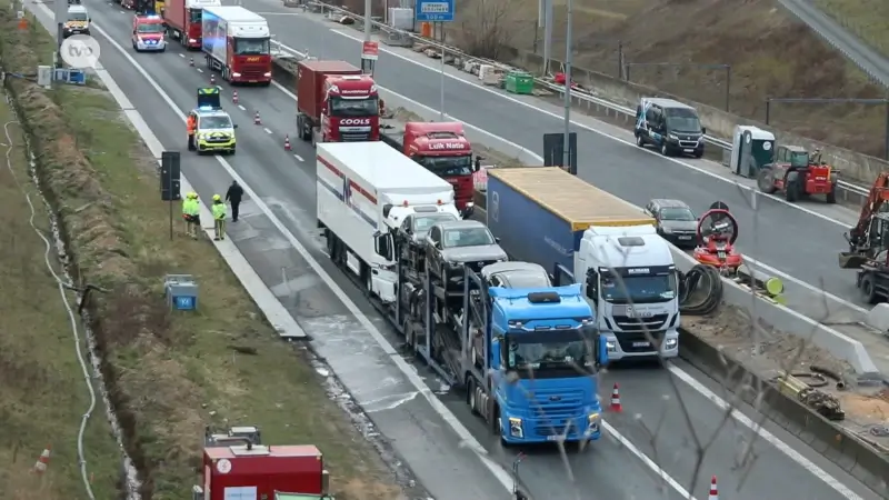 Zwaargewonde chauffeur na kop-staartaanrijding van vrachtwagens aan Beverentunnel