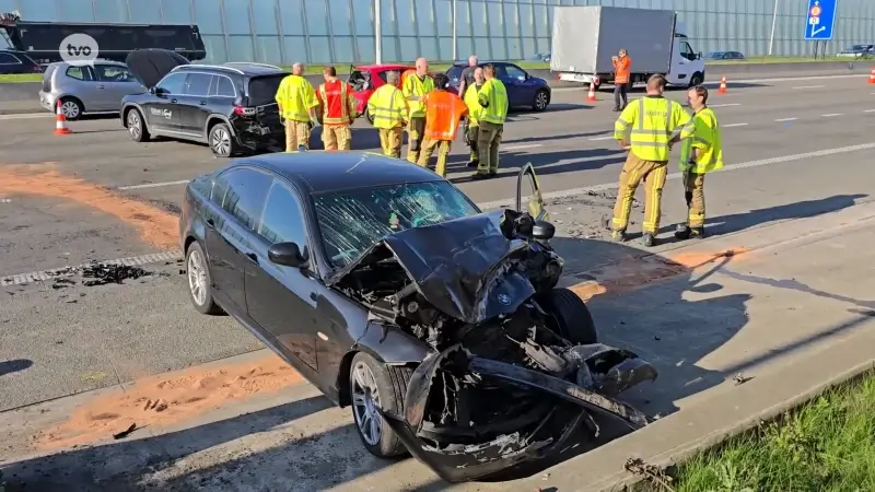 Drie gewonden bij zware kop-staartaanrijding op E17, ruim uur file richting Antwerpen