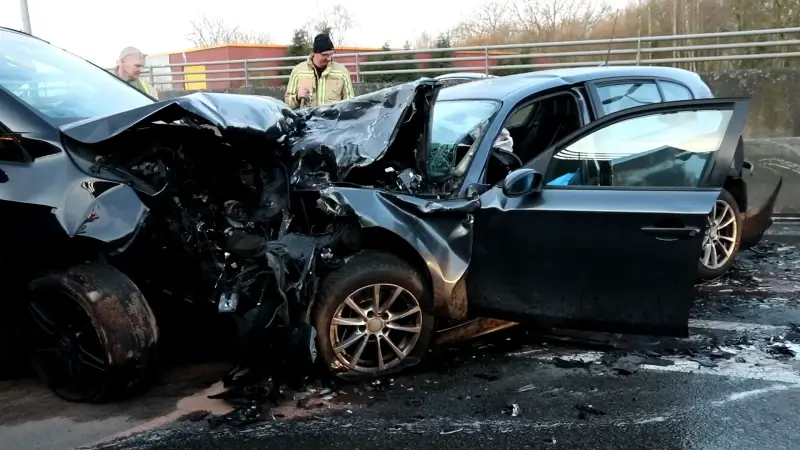 Twee vrouwen en twee jonge kinderen overleden na zware crash op N41 in Elversele