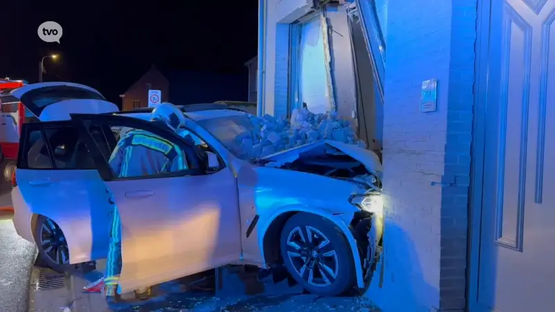Automobilist in levensgevaar na crash tegen woning in Vlierzele, huis is onbewoonbaar