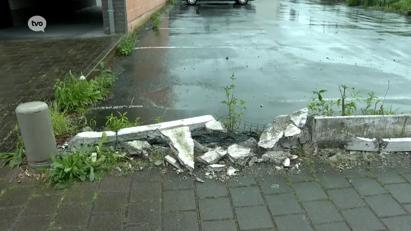 Bestuurder knalt op omheining en twee geparkeerde wagens in Denderleeuw, politie opent onderzoek