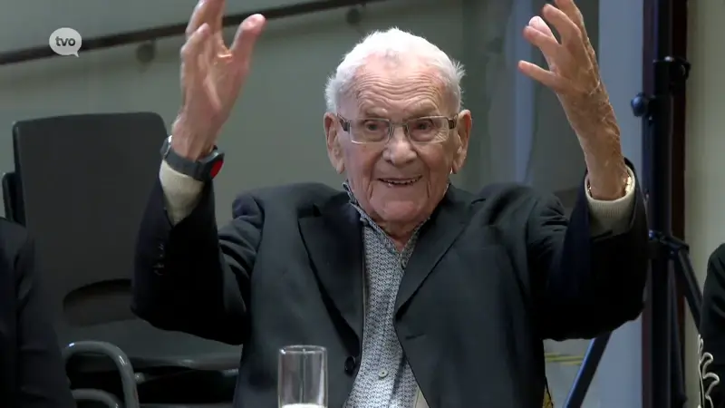 Isidoor is 107, maar nooit verlegen voor een grap: "Als hij u niet verstaat, dan vraagt hij om dichter te komen, en dan geeft hij een smakkerd"