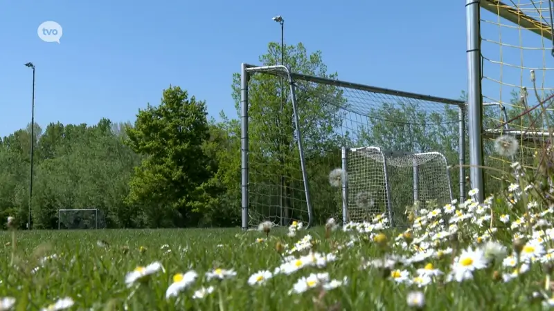 Levenslange schorsing voor voetballer OB Deurne die tegenstander van V.O.S. Reinaert in Sinaai het ziekenhuis in trapte