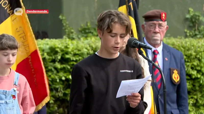 Leerlingen herdenken V-dag in Dendermonde met dodenappel van oorlogsslachtoffers