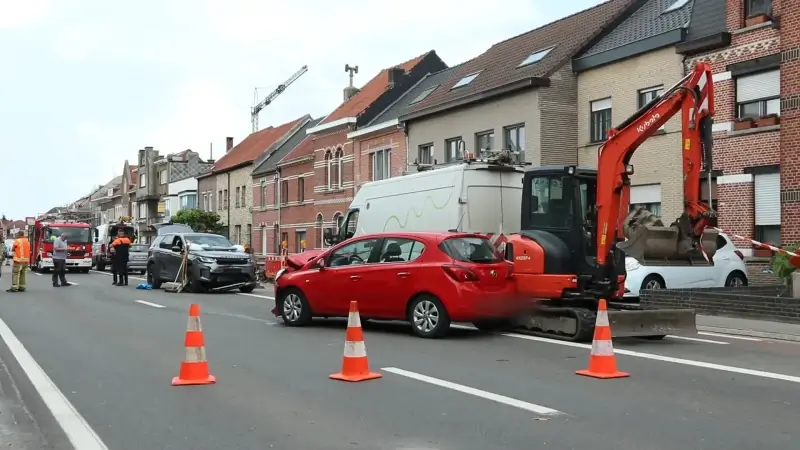 Zwaargewonde autobestuurder na frontale botsing in Plezantstraat in Sint-Niklaas