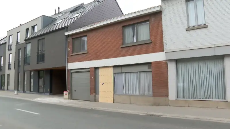 Wietplantage naast iemand zijn deur opgerold in Schoonaarde