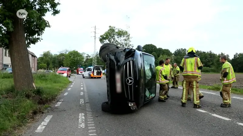 Ook op Waasmunsterse Steenweg in Sint-Niklaas belandt wagen op de flank