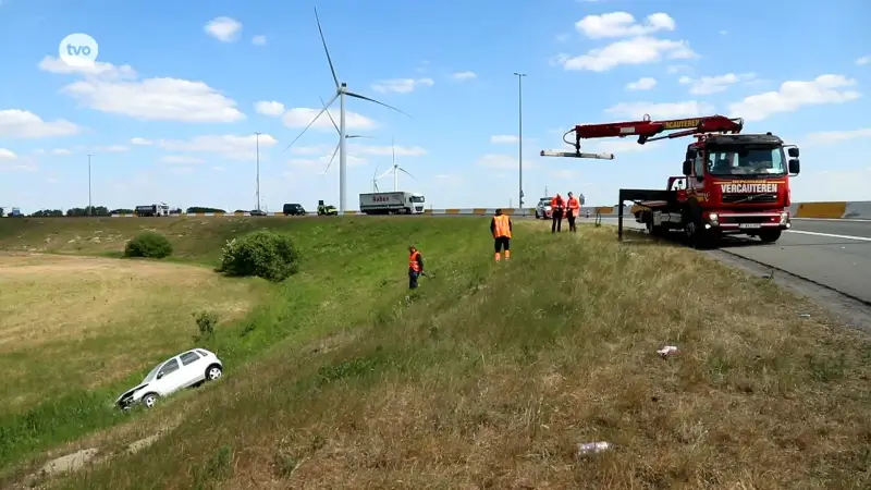 Bestuurder belandt tien meter lager in berm op knooppunt R2 met E34 in Beveren