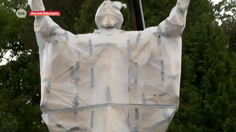 Gouden Heilig Hart-standbeeld van 1.200 kg staat terug op de sokkel in Geraardsbergen