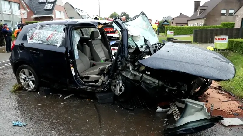 Twee jongeren zwaargewond na zwaar verkeersongeval in Belsele