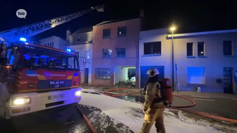 Achterbouw in Denderwindeke gaat in vlammen op bij uitslaande brand, geen gewonden