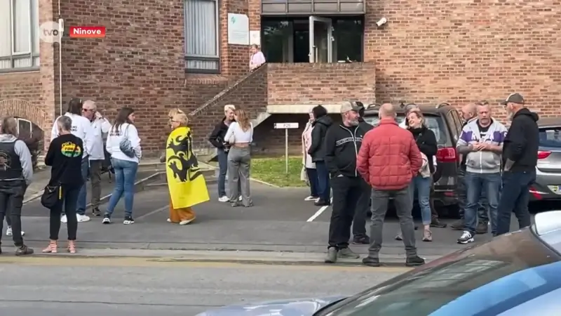 Steunactie door tientallen sympathisanten voor Forza Ninove