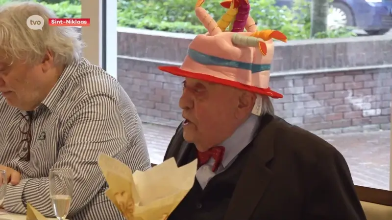 Emiel Foubert blaast 100 kaarsjes uit en haalt zangkunsten boven: "Zoveel mensen, dat doet me plezier"