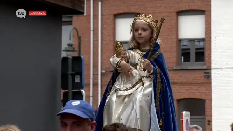 Mariaprocessie trekt traditiegetrouw weer door de straten van Lebbeke