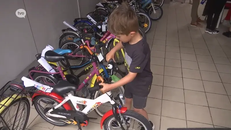 Lucien Van Impe steunt uitleendienst voor kinderfietsjes in Wichelen