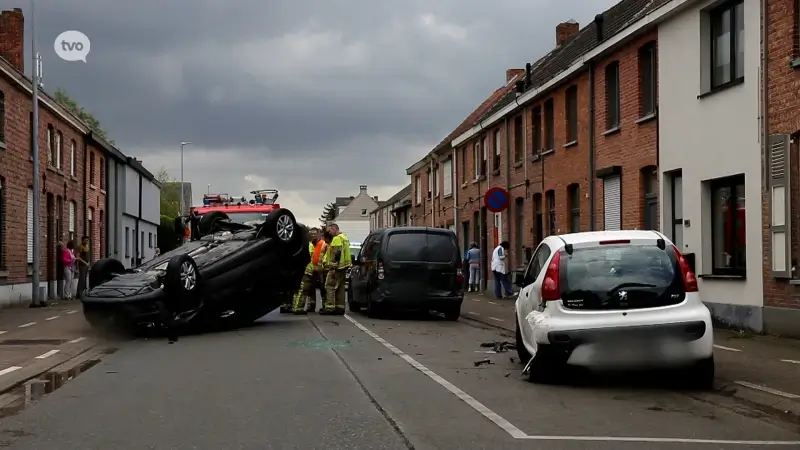 Sinaai: Bestuurder zwaargewond nadat auto over de kop gaat na aanrijding met geparkeerde wagen