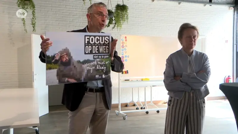 Vlaamse Stichting Verkeer lanceert nieuwe campagne met Bockie De Repper: "Focus op de weg, niet op je gsm"