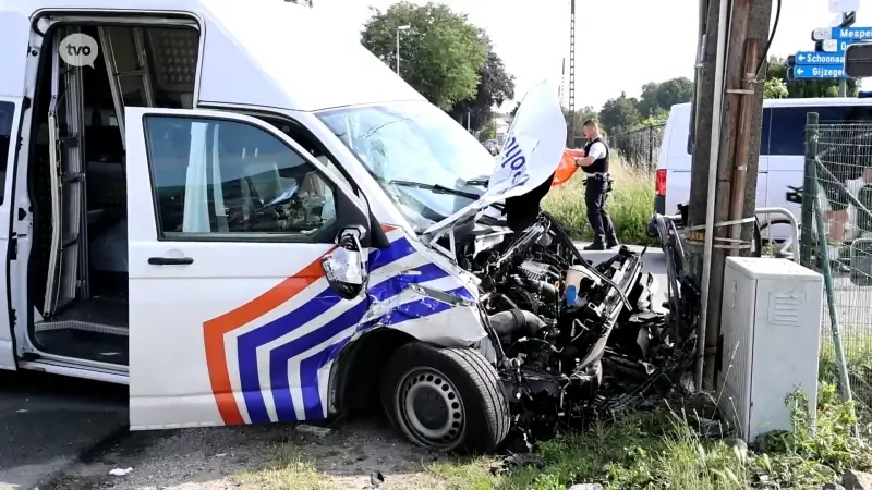 Gevangenentransport knalt tegen auto, gedetineerde gewond naar ziekenhuis