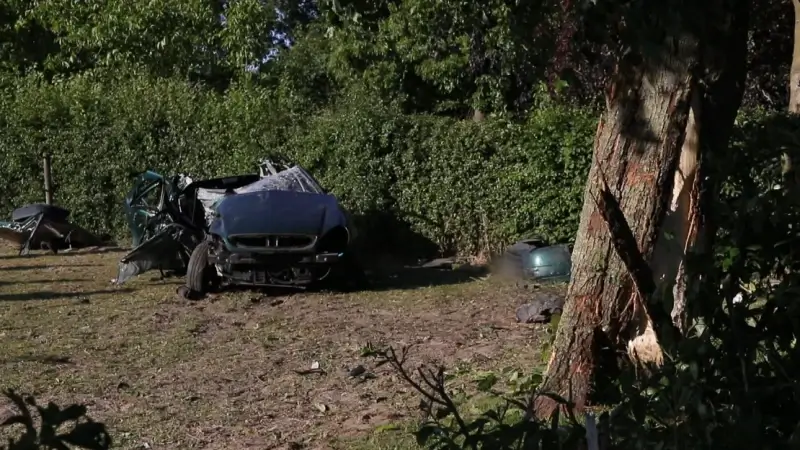 Autobestuurster zwaargewond na slippartij tegen boom in Verrebroek
