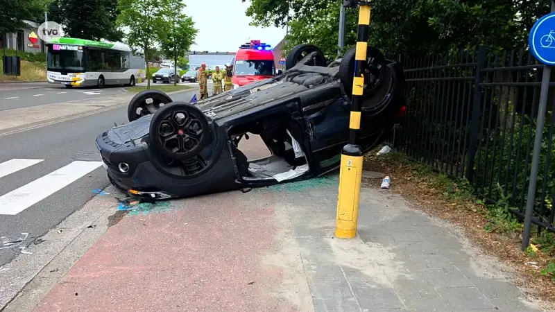 Auto over de kop op Moorselbaan in Aalst, één gewonde