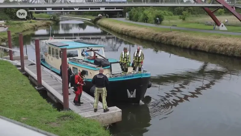 Brandweer helpt mensen op woonboot die dreigt te zinken in Denderleeuw