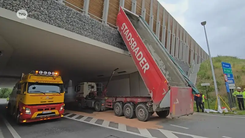 Vrachtwagenchauffeur vergeet laadbak en rijdt zich vast onder snelweg
