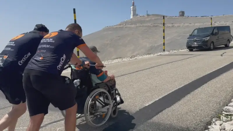 Team Ruys uit Vrasene duwt MS-patiënte Greet met rolstoel tot op top van de Ventoux om geld in te zamelen: "Serieus in het rood gegaan"