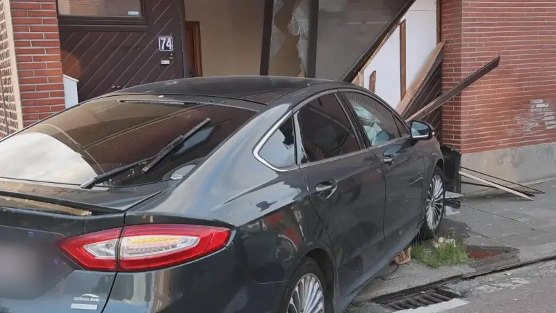 Dronken man botst met auto tegen gevel in Gijzegem