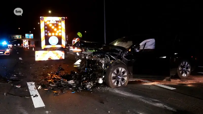 Bestuurder als bij wonder maar lichtgewond na horrorcrash tegen botsabsorbeerder op E17